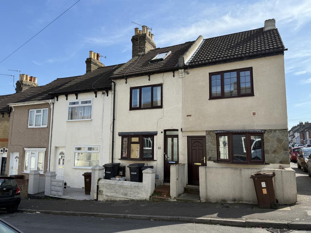 Lot: 134 - HOUSE IN NEED OF REFURBISHMENT - Front view of house in need of refurbishment